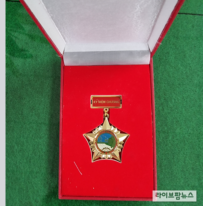 농촌진흥청 허태웅 청장은 베트남 농업·농촌 발전에 기여한 공로로 베트남 농업농촌개발부로부터 ‘농업농촌개발부 장관 훈장’을 수훈했다. 
