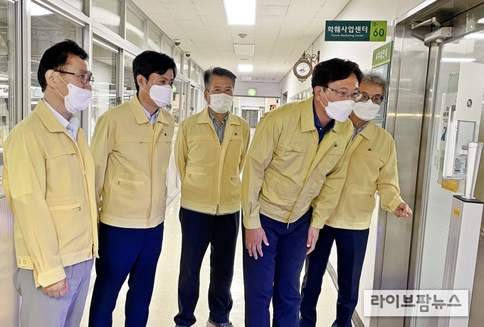 양재동 화훼공판장 방역실태 현장 점검 모습. 사진 오른쪽 2번째 오정규 한국농수산식품유통공사 유통이사.