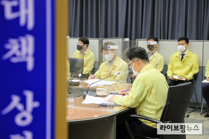 김현수 농림축산식품부 장관은 6일 정부세종청사 농업재해대책상황실에서 집중호우 대응상황 등을 점검했다.