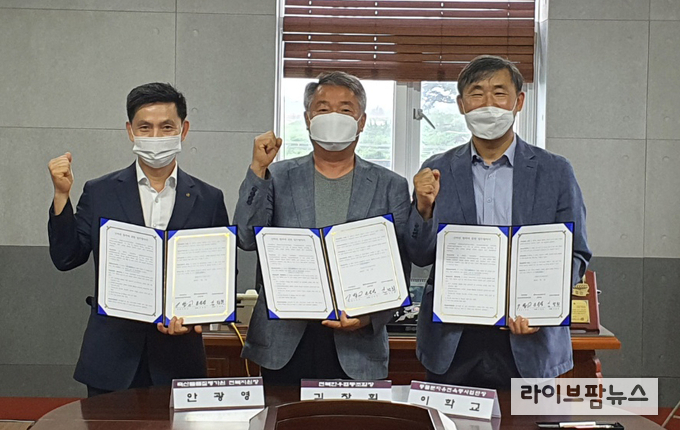 축산물품질평가원 전북지원은 7일 전북대학교 동물분자유전육종사업단, 전북한우협동조합과 ‘전북지역 축산업 발전과 기술개발 등을 위한 산학관 협력 협약’을 체결했다.