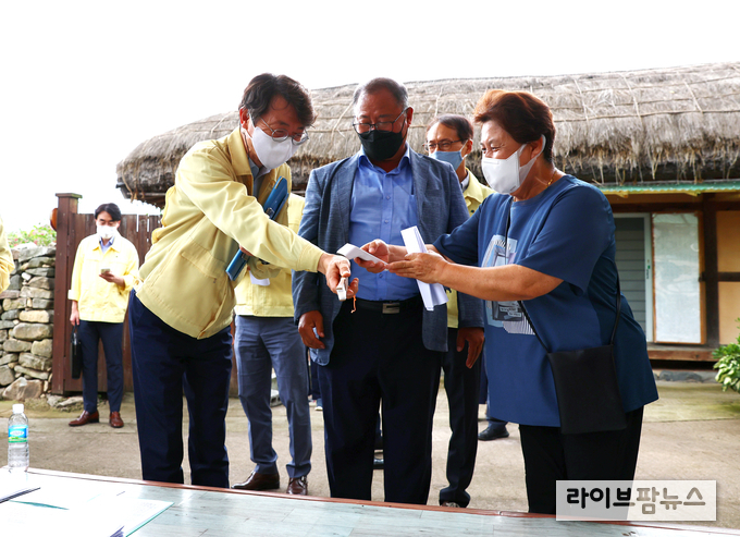 박영범 농림축산식품부 차관은 9일 충남 아산 소재한 농촌체험휴양마을인 외암마을)을 방문하고 코로나19 방역 점검을 가졌다.