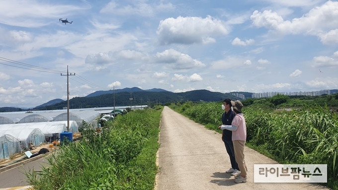 진주 농관원의 드론을 활용한 공익직불제 농지이용실태 점검 장면.