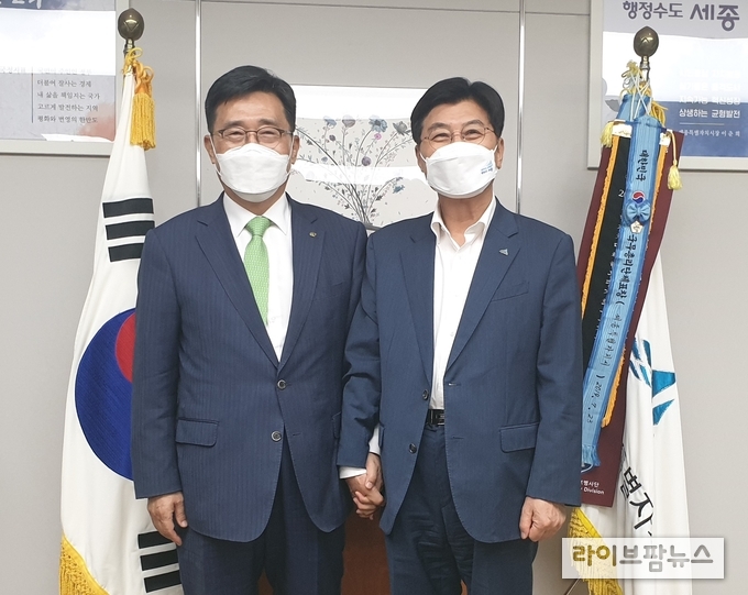 26일 세종시 방문 현장 사진. 한국농수산식품유통공사 김춘진 사장(좌측), 이춘희 세종시장(우측)