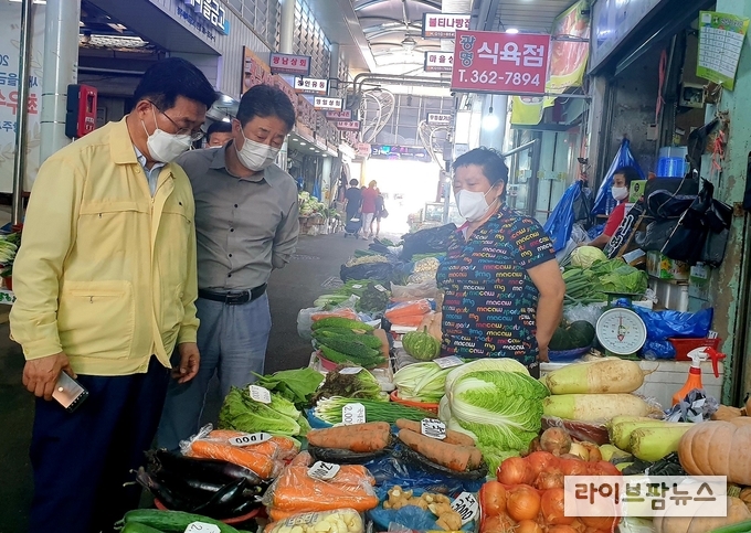 10일 광주 양동시장 현장물가를 점검하고 있는 김춘진 사장(왼쪽 첫번째)