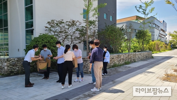 농림식품기술기획평가원은 26일 ‘지역 주민과 함께하는 iPET 코로나-19 확산방지 캠페인’을 진행하고 인근 지역주민들에게 개인 코로나-19 방역키트와 라벨이 없는 친환경 생수를 무상으로 나눠 주었다