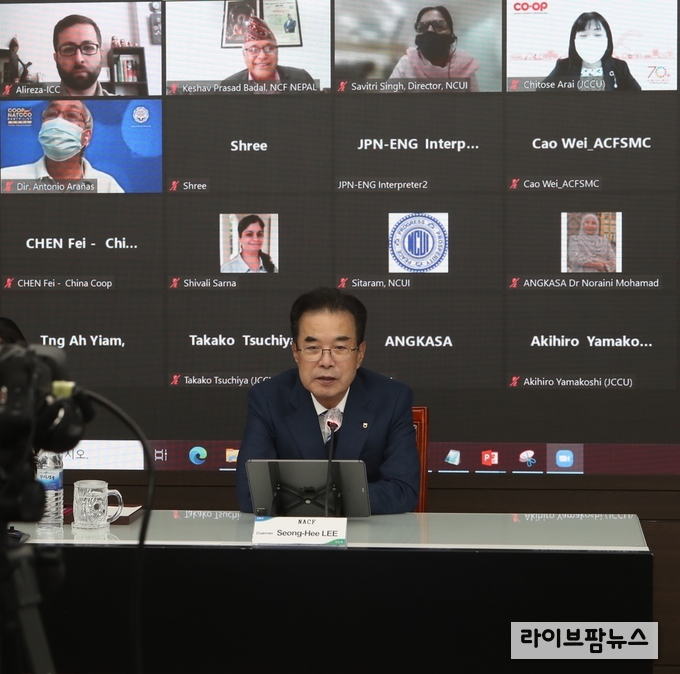 이성희 농협중앙회장이 26일 서울 중구 농협중앙회 본관에서 화상회의시스템으로 국제협동조합연맹 아태지역본부 이사회에 참여하고 있다. 이회장은 이날 대표연설을 통해 각국 협동조합인들이 'ICA 2021 서울 세계협동조합대회' 에 적극적으로 참여해 줄 것을 당부하였다.
