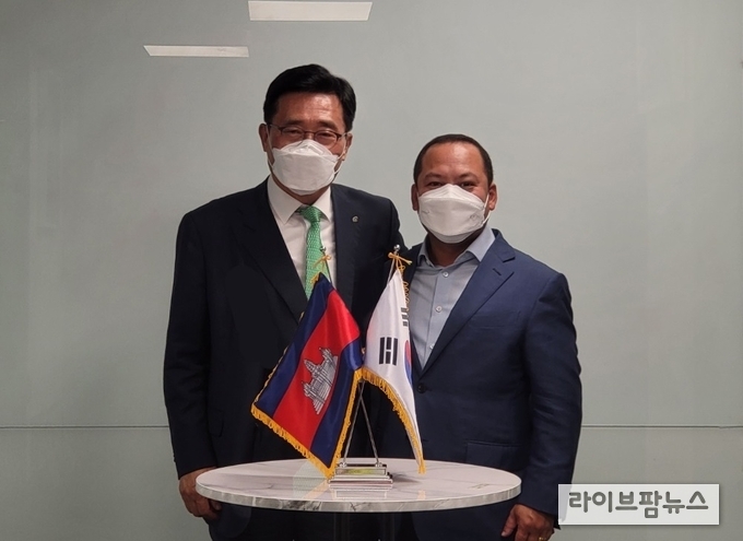 한국농수산식품유통공사 김춘진 사장(좌측), 롱 디멍(Long Dimanche) 주한 캄보디아 대사(우측)