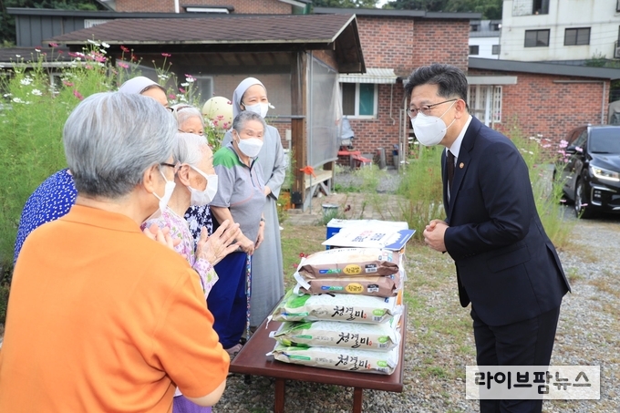 김현수 농림축산식품부 장관은 16일 경기 의왕시 소재 노인복지시설을 찾아 관계자 등을 위로했다.