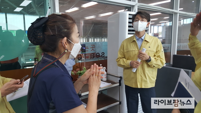 박영범 차관은 24일 경기도 수원시 농수산물도매시장을 방문, 코로나19 방역 관리실태와 농산물 도매유통 수급상황을 점검했다.