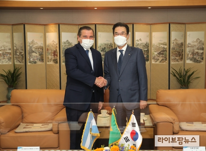 이성희 농협중앙회장(오른쪽)은 28일 서울 중구 농협중앙회 본관에서 알프레도 카를로스 바스쿠(Alfredo Carlos Bascou) 주한 아르헨티나 대사를 접견하고 양국 협동조합 간 협력 방안 등을 논의했다.
