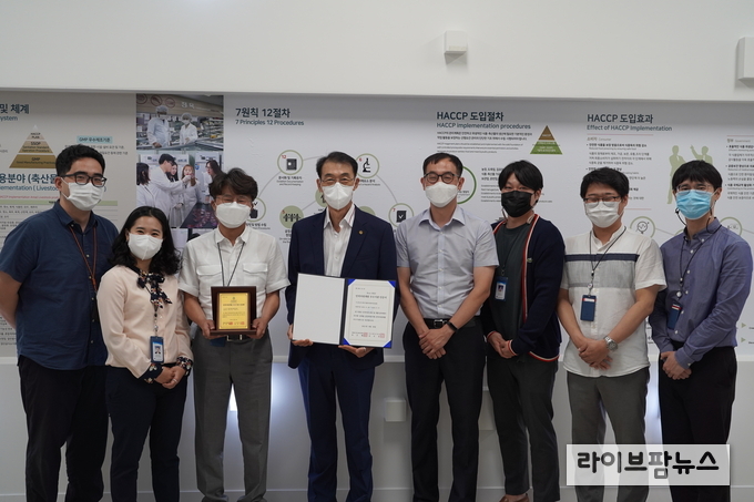 한국식품안전관리인증원 조기원 원장(왼쪽에서 네 번째)과 인사부서 직원들이 공공부문 인적자원개발 우수기관(Best-HRD) 인증서 및 인증패를 들고 기념촬영하고 있다.