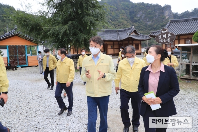 박영범 농림축산식품부 차관은 15일 오전 강원 정선 아프리카돼지열병(ASF) 차단방역 현장 및 농촌체험휴양마을을 방문, 코로나19 방역 현장을 점검했다.