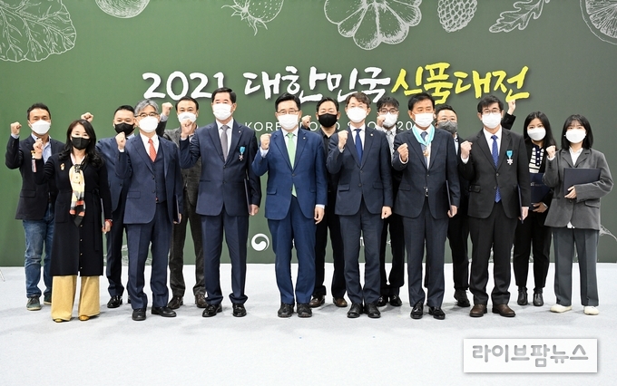 박영범 농림축산식품부 차관은 21일 식품·외식 산업 발전 유공자를 포상하고 노고를 격려했다.