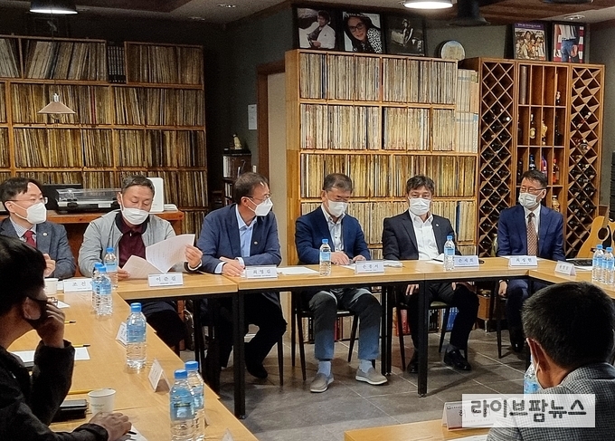 손세희 당선인<사진 오른쪽에서 두번째>은 21일 경기도 하남에서 경기지역 지부장 등 20여명이 모인 가운데 ASF 간담회를 가졌다. 또한 오는 27일에는 강원지역 ASF 간담회를 개최할 예정이다.
