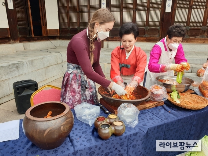 1일~15일까지 ’외국인 대상 김치 원데이 투어‘를 개최한다.