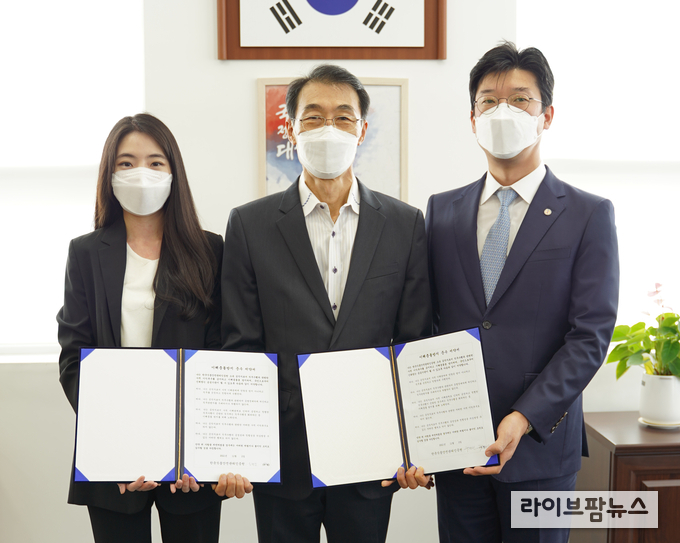 한국식품안전관리인증원 조기원 원장(가운데)과 관리자 및 일반직원 대표가 서약식 후 기념사진을 촬영하고 있다.