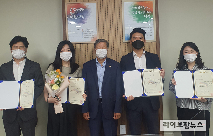 농림수산식품교육문화정보원은 8일 ‘2021년 일하는 방식 개선 우수사례 공모전’에 대한 평가를 완료하고 업무 효율화 6건, 적극행정 5건 등 총 11건을 선정했다.