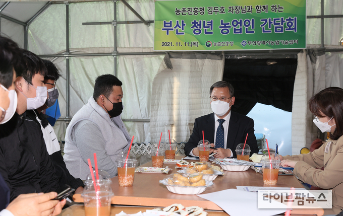 부산지역 청년농업인으로 구성된 ‘스마트팜 연구회’ 회원과 간담회를 하고 있는 농진청 김두호 차장.