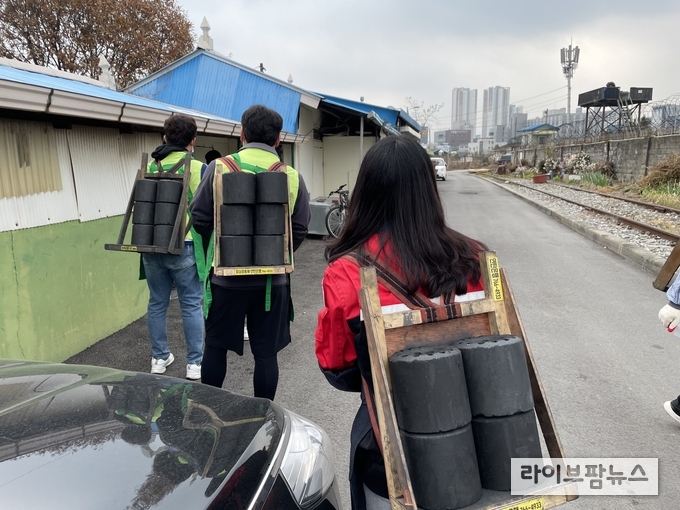 산림항공본부는 지난 19일 원주 학성동 23가구를 대상으로 3,900장의 연탄배달 및 연탄 12,000장을 기부했다.