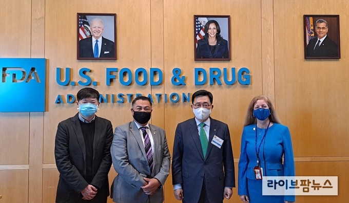 FDA 서부지역본부 방문 현장 사진<br>
한국농수산식품유통공사 김춘진 사장(우측 2번째), 댄 솔리스 부청장(좌측 2번째)
