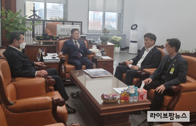 대한한돈협회 손세희 회장은 지난 22일 김태흠 국회 농림축산식품해양수산위원회 위원장을 면담하고 모돈 개체별 이력제 도입 반대 등 한돈산업 현안에 대해 적극 협조해 줄것을 건의했다.