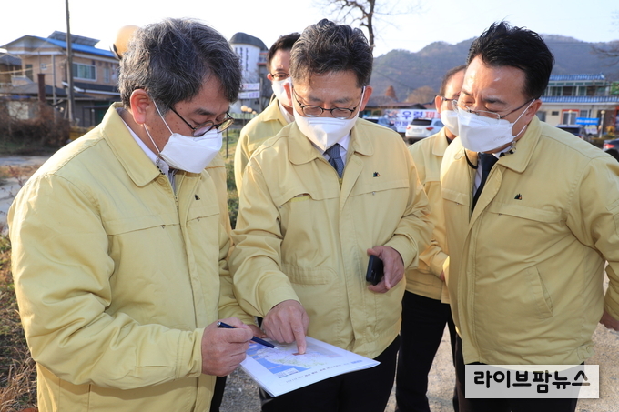 농림축산식품부 김현수 장관은 25일 충북 충주시청과 인근 소류지 월상늪지를 방문하여 아프리카돼지열병과 고병원성 조류인플루엔자 방역 상황을 점검했다.
