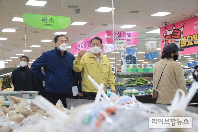 김종훈 차관은 7일 오후 충북 청주 농산물종합유통센터를 방문하고 코로나19 방역상황을 점검했다.