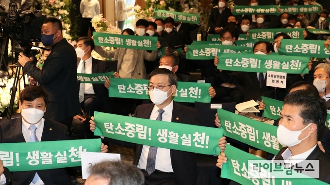 박병홍 농촌진흥청장(왼쪽에서 세번째)이 8일 수원시 농민회관에서 열린 '한국농촌지도자 74주년 기념식 및 대한민국 농업대상시상식'에서 수상자들과 기념촬영을 하고 있다. <사진=농촌진흥청> 