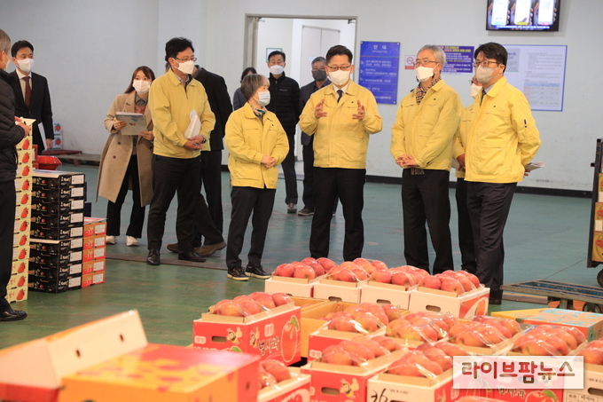 김현수 농림축산식품부 장관은 9일 오전 충청남도 천안시 농수산물도매시장을 방문하여 코로나19 방역 관리실태와 농산물 수급상황을 점검했다.