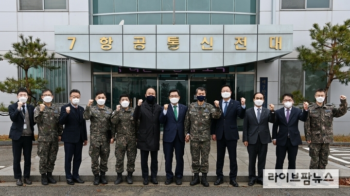 공군 제7항공통신전대 방문 현장 사진<br>
한국농수산식품유통공사 김춘진 사장(우측 6번째)