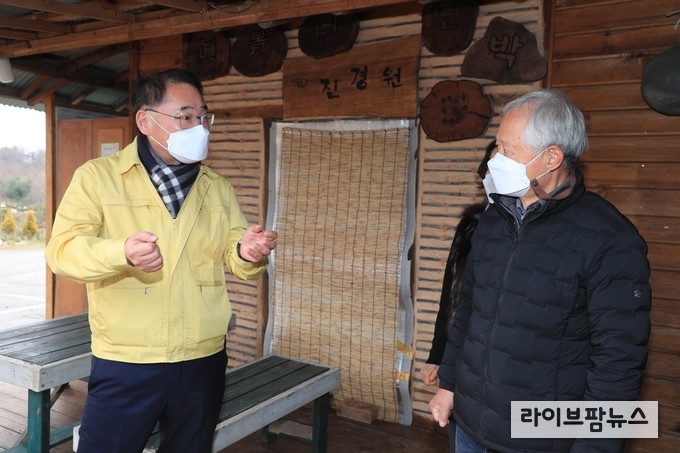 농림축산식품부 김종훈 차관은 20일 충남 당진시 소재 농어촌민박을 방문하고 코로나19 방역상황을 특별점검했다.