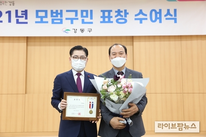 (좌) 이정훈 강동구청장, (우) 이종익 선진 경영지원실장