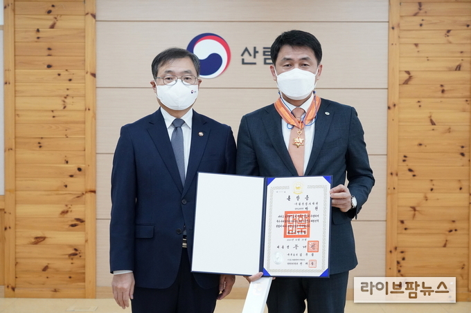 산림청 국립산림과학원 박현 원장이 홍조근정훈장을 수훈했다. 