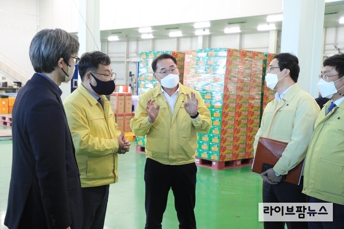 김종훈 농림축산식품부 차관은 설 성수품 공급을 앞두고 6일 오후 전북 장수군 과수 거점 산지유통센터를 찾아 코로나19 방역상황 점검과 성수품 공급관리와 수급안정에 각별한 노력을 기울일것을 주문햇다.