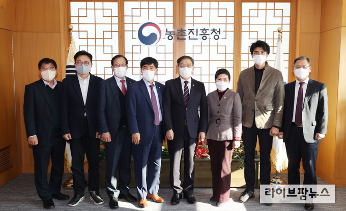 박병홍 농촌진흥청장은 6일 본청 제1회의실에서 ‘2022년 농업인학습단체장 협의회’를 주재했다. 사진은 협의회후 기념촬영 모습.
