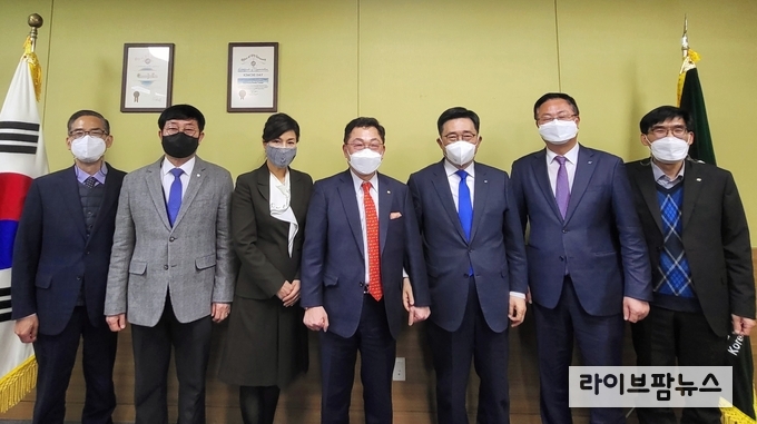 한국농수산식품유통공사 김춘진 사장(우측3번째), 세계한인무역협회 장영식 회장(우측4번째), 세계한인무역협회 노성희 부회장(좌측3번째)
