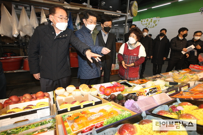 김종훈 농림축산식품부 차관은 14일 오전 물가관계차관회의를 갖은후 가락동 농수산물 도매시장을 방문해 사과, 배, 배추, 무 등 주요 성수품의 수급 및 가격 동향을 점검했다.