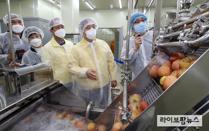청주시농업기술센터 농산물가공기술지원관(박병홍 청장 사진 오른쪽 두번째)
