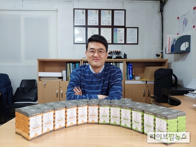 스마트에코팜 김일노 대표와 제품.