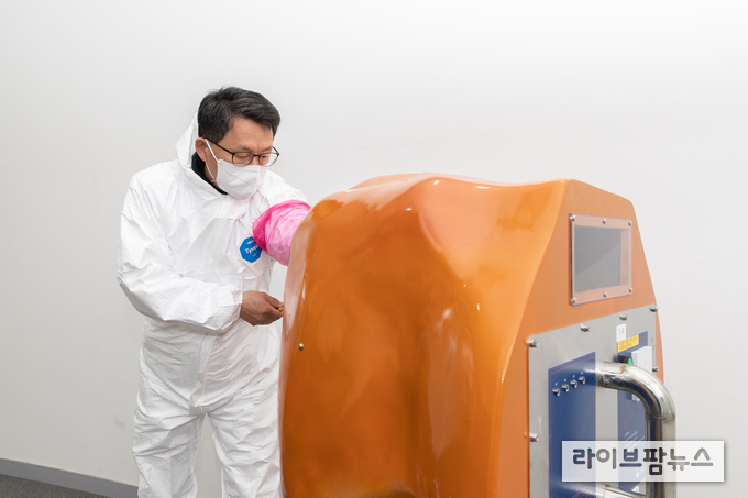 암소 모형을 이용한 인공수정 실습 모습.