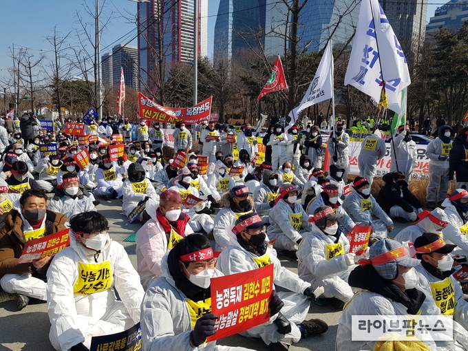 농정독재에 성난 낙농가들이 여의도에 모였다. 낙농인들은 낙농회생 4대 요구사항으로 농정독재자 김현수 즉각파면, 낙농말살 정부대책 즉각 폐기, 사료값 폭등 특단대책 즉각 수립, 근본적인 낙농대책 및 FTA 피해대책 즉각 수립을 요구했다.
