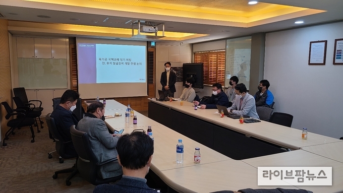한국육류유통수출협회는 24일에 2차 회의를 갖고 ‘돼지 도체 발골공정 자동화 로봇 기술개발’의 2차년도 사업을 개시했다.