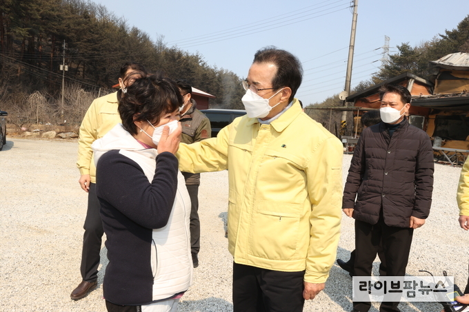  이성희 농협중앙회장(가운데)은 5일 산불피해를 입은 울진군 북면 소재 농가를 방문하여 농업인을 위로하고 피해 방안을 강구하였다.