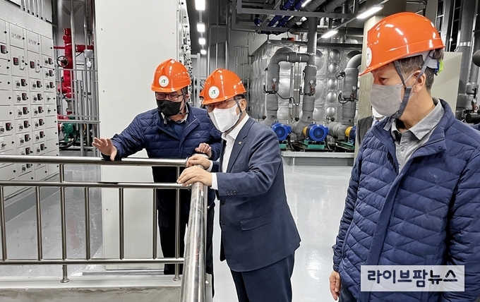 안심비축기지 현장 점검 사진. 한국농수산식품유통공사 김춘진 사장(가운데)