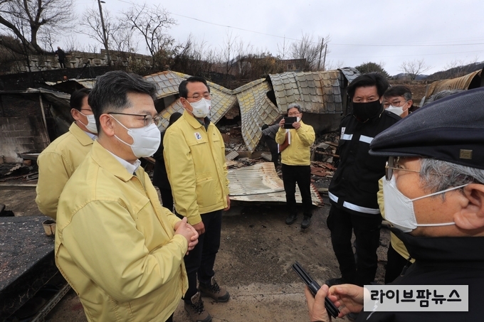 김현수 농림축산식품부 장관은 14일 오후, 경북 울진군 산불피해 현장을 찾아 산불진화 및 뒷불 감시 상황을 점검하고, 이재민을 위로했다.