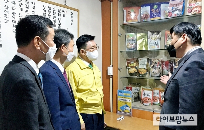 ㈜교동식품 방문 현장 사진. 한국농수산식품유통공사 김춘진 사장(좌측 3번째), ㈜교동식품 김병국 대표(좌측 2번째)