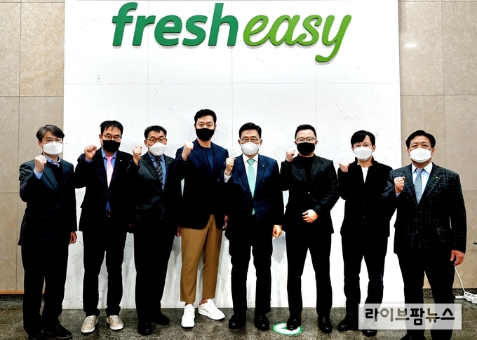 18일 프레시지 방문 현장 모습. 한국농수산식품유통공사 김춘진 사장(우측 4번째), 프레시지 홍주열 대표(좌측 4번째)