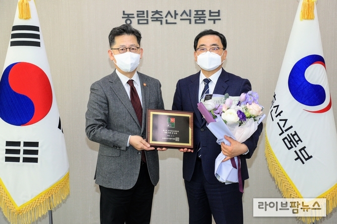 21일 김현수 농림축산식품부 장관은 ‘창원 독뫼 감 농업’에 대한 국가중요농업유산 지정서(제17호)를 수여했다.