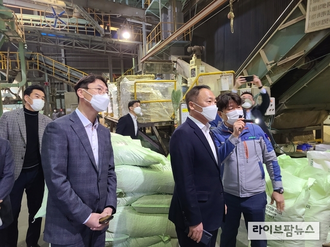농협중앙회 박태선 신임 조합감사위원장(오른쪽에서 두번째)이 22일 경기 양주축산농협 종합감사 현장을 방문하여 의견을 청취한 후 배합사료공장 운영 상황을 살펴보고 있다.