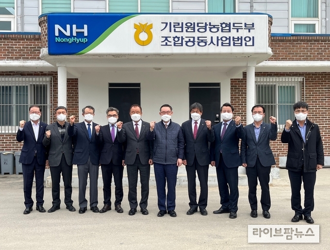 농협경제지주 우성태 농업경제대표이사(왼쪽 여섯번째)가 취임 첫 행보로 25일 강원도 인제군 기린원당농협두부조공법인을 찾아 현장의 목소리를 듣고 기념촬영을 하고 있다. 사진 왼쪽부터 농협식품 이석희 대표, 기린원당농협두부조공법인 유병일 대표, 기린농협 이윤춘 조합장, 김용욱 강원지역본부장, 신북농협 김재호 조합장, 농협경제지주 우성태 농업경제대표, 인제농협 박주호 조합장, 원당농협 강효희 조합장, 농협경제지주 최선식 도매유통본부장, 정승일 경제기획부장